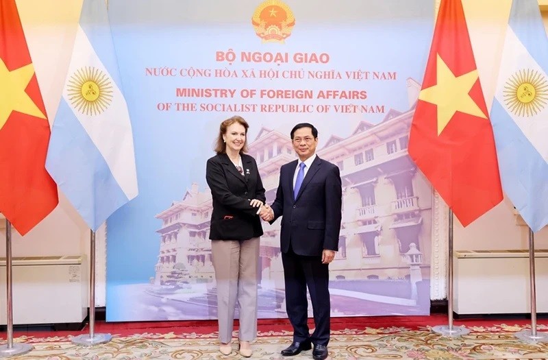 Le ministre des Affaires étrangères Bui Thanh Son a reçu la ministre argentine des Affaires étrangères, du Commerce extérieur et du Culte, Diana Elena Mondino. Photo : VNA