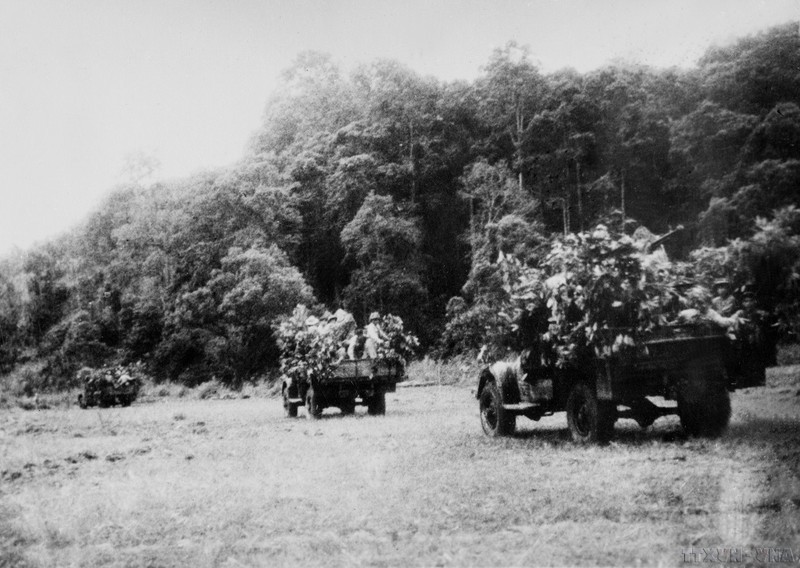 Des unités d'infanterie mécanisées accélèrent le transport des soldats vers Diên Biên Phu. Photo : VNA. 