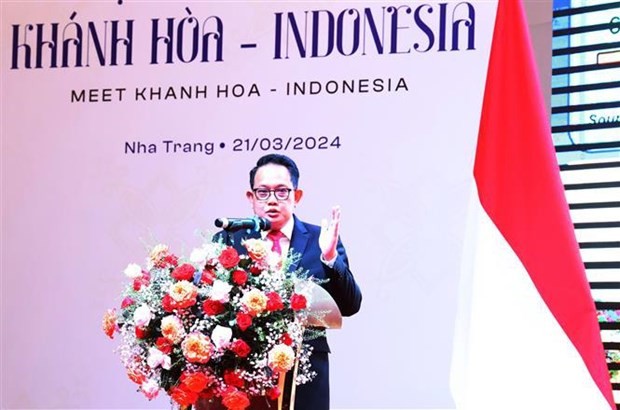 Adhy Karyono, gouverneur par intérim de la province de Java oriental, prend la parole lors de la conférence. Photo : VNA.