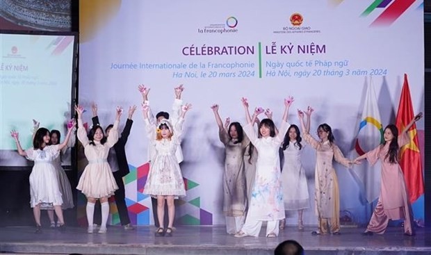 Numéro artistique lors de la cérémonie de célébration de la Journée internationale de la Francophonie 2024 à Hanoï. Photo : VNA.