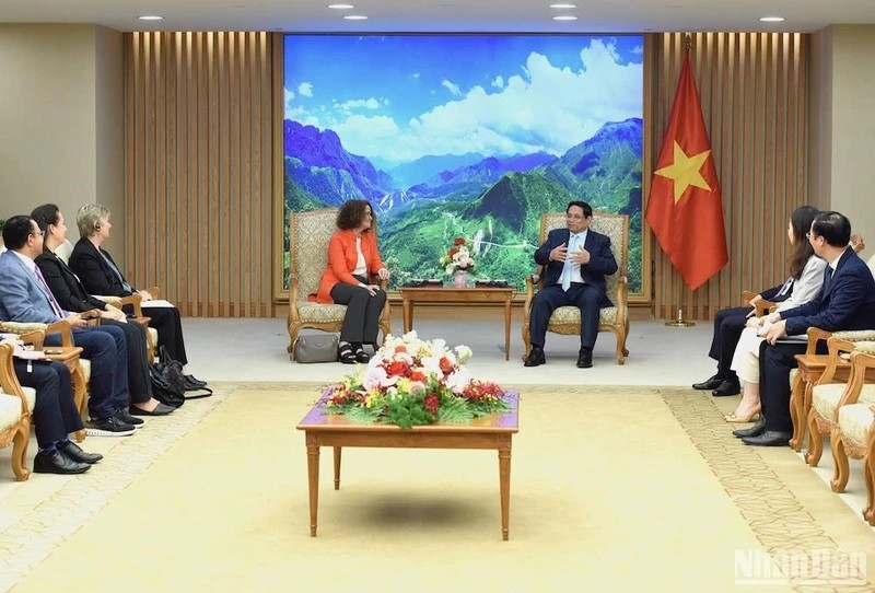 Le Premier ministre Pham Minh Chinh et a directrice nationale de la Banque mondiale (BM) pour le Vietnam, Carolyn Turk. Photo : NDEL.