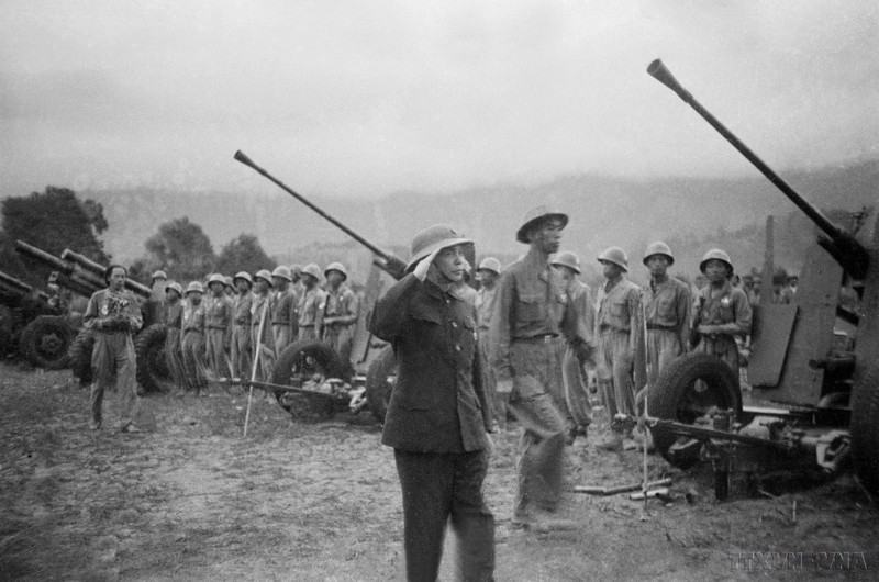 Le général Vo Nguyên Giap passe en revue les unités militaires participant à la campagne de Diên Biên Phu. Photo : VNA.