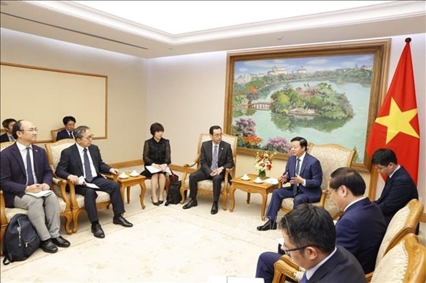 Le Vice-Premier ministre Trân Hông Hà (à gauche, au centre) et le directeur général de la Banque japonaise de coopération internationale (JBIC), Tanimoto Masayuki. Photo: VNA