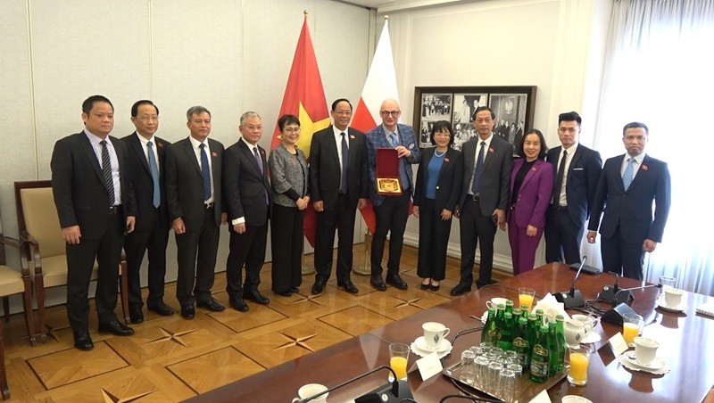 La délégation vietnamienne prend un photo souvenir avec le Vice-Président du Sénat polonais, Michal Kaminski. Photo : daibieunhandan. 