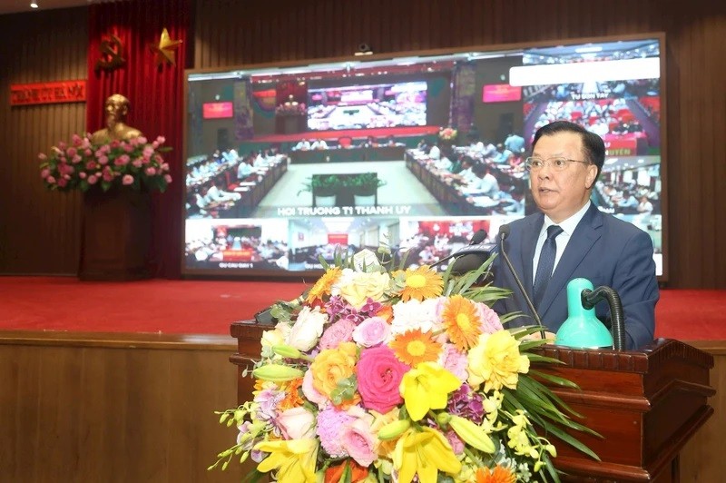 Dinh Tiên Dung, membre du Bureau Politique et secrétaire du Comité du Parti de Hanoï, prend la parole lors de la conférence.