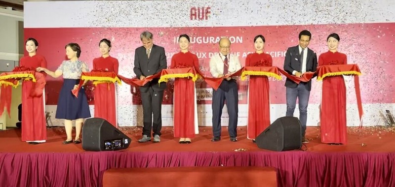 Coupe de banderole d’inauguration des nouveaux locaux de l’AUF - Asie-Pacifique situés au sein de la HUST, le 2 avril. 