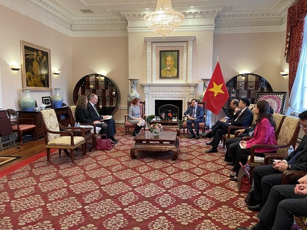 Le Vice-Premier ministre Lê Minh Khai rencontre des responsables et hommes d'affaires américains. Photo : VNA.