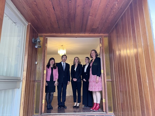 L'ambassadeur du Vietnam en Australie, Pham Hùng Tâm, rencontre la première secrétaire adjointe de la Division internationale du ministère australien de l'Éducation, Karen Sandercock (3e, droite). Photo : VNA.