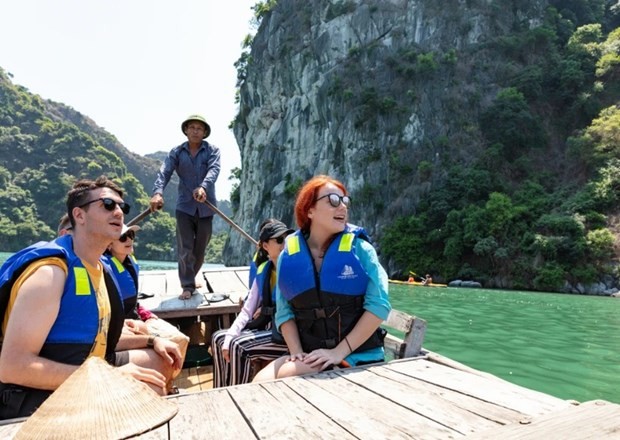 Touristes visitant la baie de Ha Long, patrimoine naturel mondial. Photo : VNA.