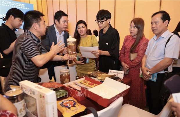 Des entreprises vietnamiennes et celles du Sichuan échangent leurs informations. Photo : VNA.