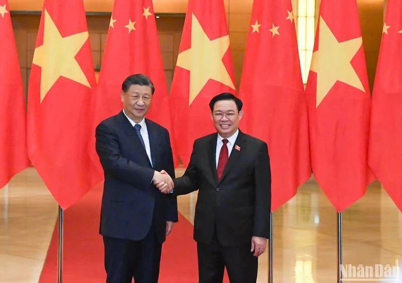 Le Président de l'Assemblée nationale, Vuong Dinh Huê (droite), et le Secrétaire général du PCC et Président chinois, Xi Jinping, lors de la visite du dirigeant chinois au Vietnam en 2023. Photo : NDEL.