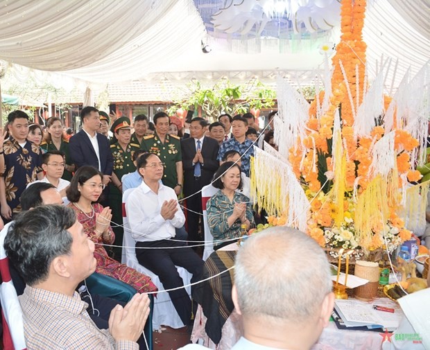 Des dirigeants du Parti et de l'État lors de la célébration de la fête lao Bunpimay à l'ambassade du Laos à Hanoï. Photo : VNA.