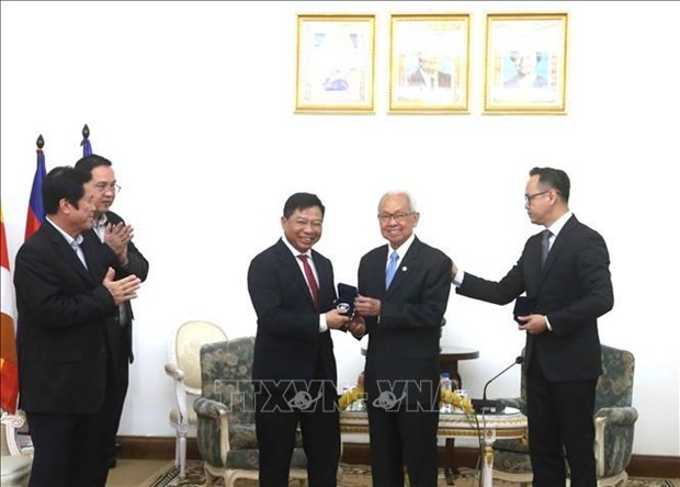 L'ambassadeur du Vietnam au Cambodge, Nguyên Huy Tang (à gauche) et le président du Conseil constitutionnel du Cambodge, Im Chhun Lim. Photo : VNA.