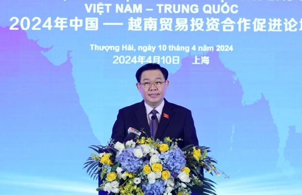 Le Président de l'Assemblée nationale du Vietnam Vuong Dinh Huê prend la parole lors du Forum politique et juridique visant à promouvoir la coopération d’investissement et de commerce Vietnam - Chine. Photo : VNA.