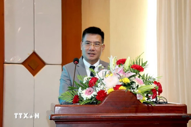 Le consul général du Vietnam à Paksé, Nguyên Van Trung, s'exprime au forum. Photo : VNA.
