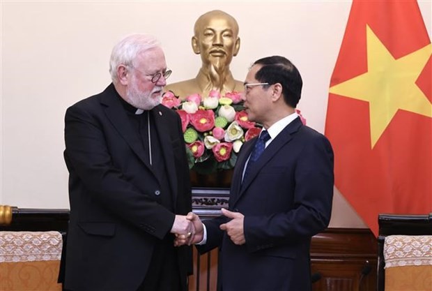 Le ministre des Affaires étrangères Bùi Thanh Son (à droite) serre la main du secrétaire du Vatican pour les Relations avec les États et les organisations internationales, Paul Richard Gallagher. Photo : VNA.