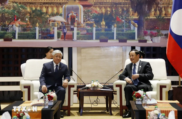 Le Premier ministre lao Sonexay Siphandone (à droite) et le président du Comité central du FPV Dô Van Chiên (à gauche), à Vientiane, le 10 avril. Photo : VNA.