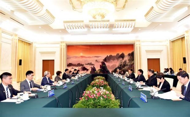 Lors de la rencontre entre le président de la Commission économique de l’Assemblée nationale du Vietnam, Vu Hông Thanh et le président de la Commission des Affaires financières et économiques de l’Assemblée populaire nationale de Chine, Zhong Shan. Photo : VNA.