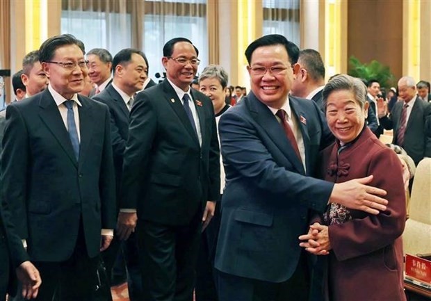Le Président de l’Assemblée nationale du Vietnam (ANV), Vuong Dinh Huê (deuxième à droite) lors de la rencontre d’amitié entre les peuples Vietnam-Chine, à Pékin, le 9 avril. Photo : VNA.