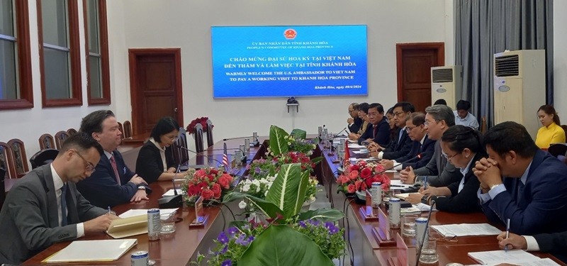 Le secrétaire du comité du Parti de Khanh Hoa, Nguyên Hai Ninh, rencontre l’ambassadeur américain au Vietnam, Marc E. Knapper. Photo : VOV.