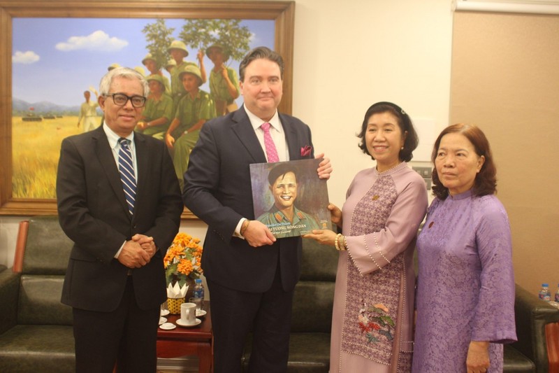 L'ambassadeur américain au Vietnam Marc Knapper (deuxième à gauche) a reçu un cadeau de la famille du général de corps d'armée, Nguyên Chi Vinh. Photo : baoquocte.