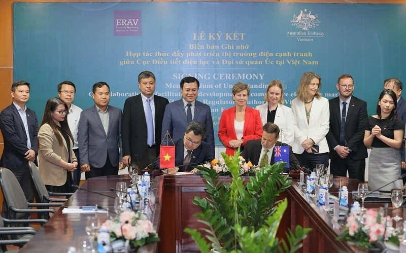 L’ambassadeur d’Australie Andrew Goledzinowski et le directeur de l’Autorité de régulation de l’électricité du Vietnam Tran Viet Hoa signent un protocole d’accord sur la collaboration visant à faciliter le développement d’un marché de l’électricité compétitif. Photo : ambassade d’Australie