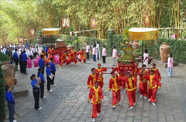 Une procession lors de la cérémonie de commémoration des rois Hùng. Photo : VNA