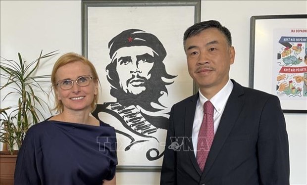La présidente du Parti communiste de Bohême et Moravie (KSCM), Katerina Konecna et l'ambassadeur du Vietnam en Duong Hoai Nam. Photo: VNA