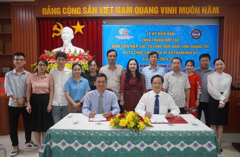 L’Union des organisations d’amitié de la province de Quang Trị et l’organisation Children of Vietnam ont signé un protocole d’accord de coopération pour la période 2024-2028. Photo : thoidai.com.vn