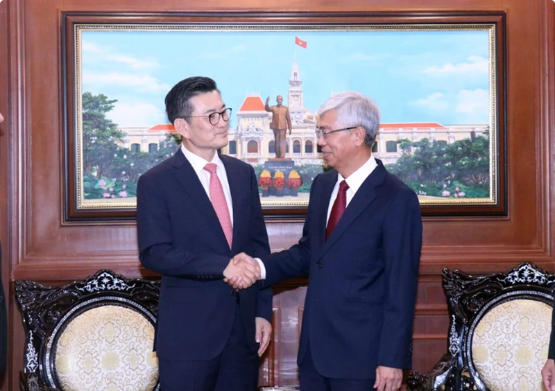 Le vice-président du Comité populaire de Hô Chi Minh-Ville, Vo Van Hoan (droite) et Jeong-Kee Kim, PDG du Réseau régional des autorités locales pour la gestion des établissements humains (CityNet). Photo : VNA.