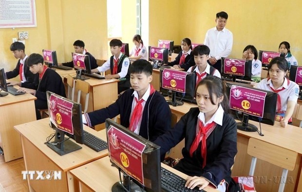 Dans un cours d'informatique dans une école secondaire de la province de Phu Tho. Photo : VNA.