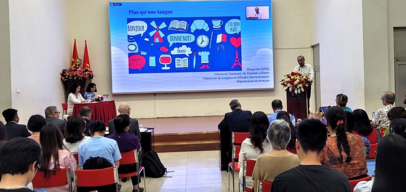 L’enseignant Dinh Hông Vân lors de son intervention "Plus qu’une langue" à la table ronde "La francophonie : quelles définitions, quelles approches, quelles critiques ?", le 24 avril à Hanoï. 