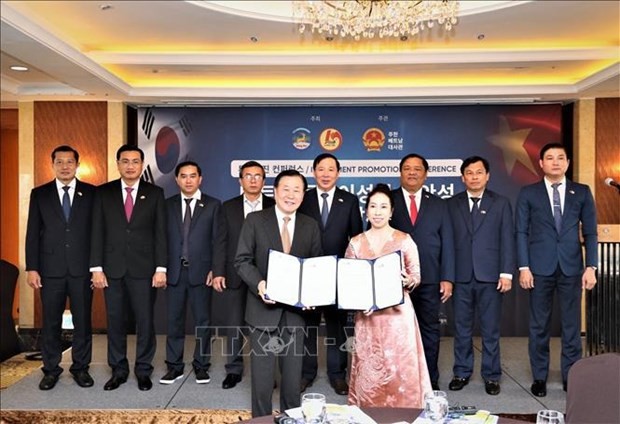 Signature de l'accord de coopération entre des entreprises vietnamiennes et sud-coréennes. Photo: VNA.