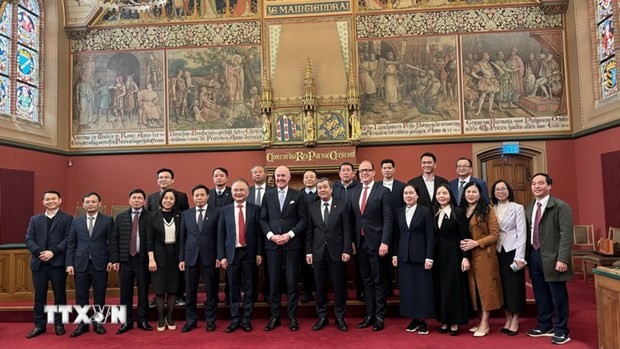 La délégation de la province de Thai Binh rend une visite de courtoisie au gouverneur de la province de Frise, Arno Brok. Photo: VNA
