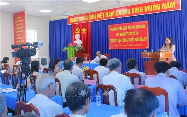 La présidente par intérim Vo Thi Anh Xuan rencontre des électeurs d'An Giang. Photo : VNA