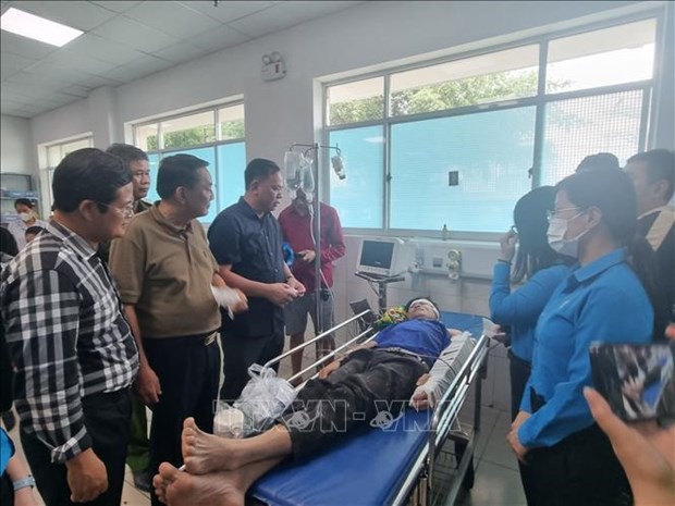 Les autorités provinciales visitent les blessés de l'accident. Photo : VNA