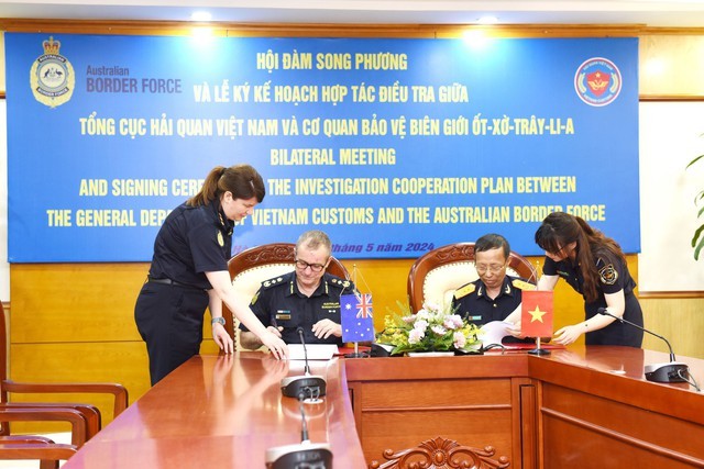 Le directeur général du Département général des douanes vietnamiennes, Nguyen Van Can (droite) et le commissaire de l’ABF, Michael Outram ont signé un plan de coopération en matière d'enquête. Photo : VGP.