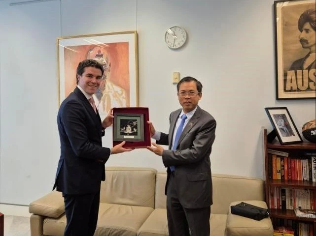 L'ambassadeur vietnamien en Australie Pham Hung Tam (droite) et le ministre adjoint australien des Affaires étrangères Tim Watts. Photo : VNA.