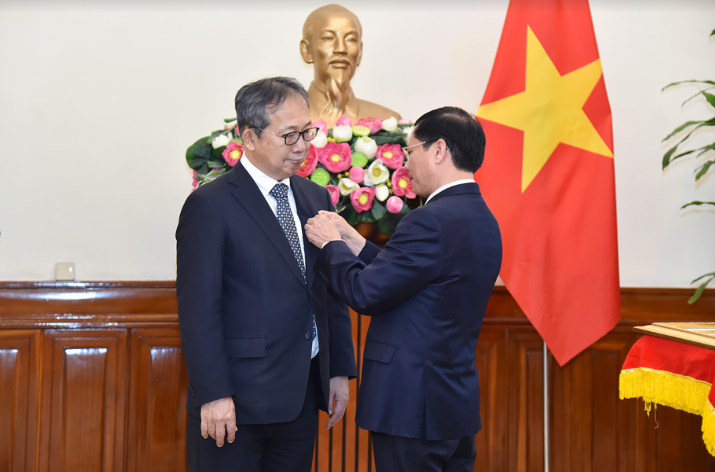 Le ministre vietnamien des Affaires étrangères Bui Thanh Son (droite) remet le 8 mai à Hanoï l’Insigne "Pour la cause de la diplomatie vietnamienne" à l'ambassadeur du Japon au Vietnam, Yamada Takio. Photo : VNA.