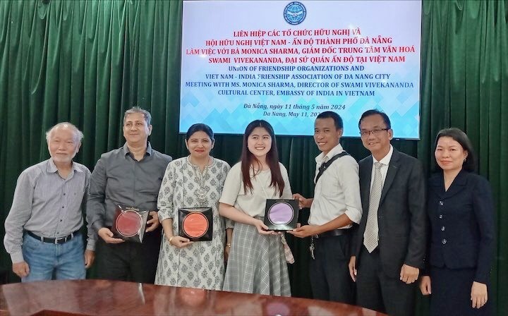 L’Union des organisations d’amitié et l’Association d’amitié Vietnam-Inde de la ville ont offert des cadeaux à la délégation de l’ambassade de l'Inde au Vietnam.