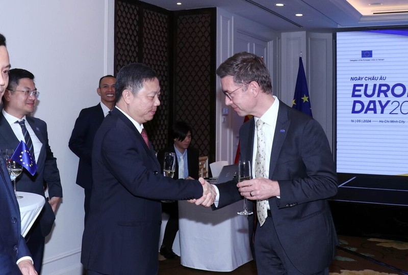 Le vice-président du Comité populaire de Hô Chi Minh-Ville, Duong Anh Duc (gauche), félicite l'ambassadeur de l'UE au Vietnam, Julien Guerrier, le 16 mai à Hô Chi Minh-Ville. Photo : VNA.