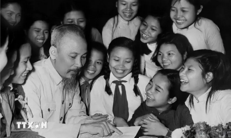 Une délégation d'élèves de l'école Trung Vuong est venue féliciter l'Oncle Ho pour son anniversaire, le 19 mai 1958, au Palais présidentiel. Photo d'archives : VNA.