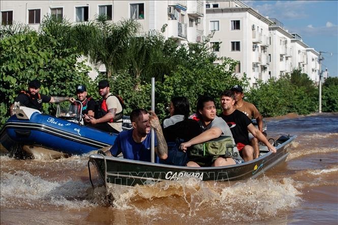 Des personnes sont évacuées d’une zone inondé. Photo: VNA