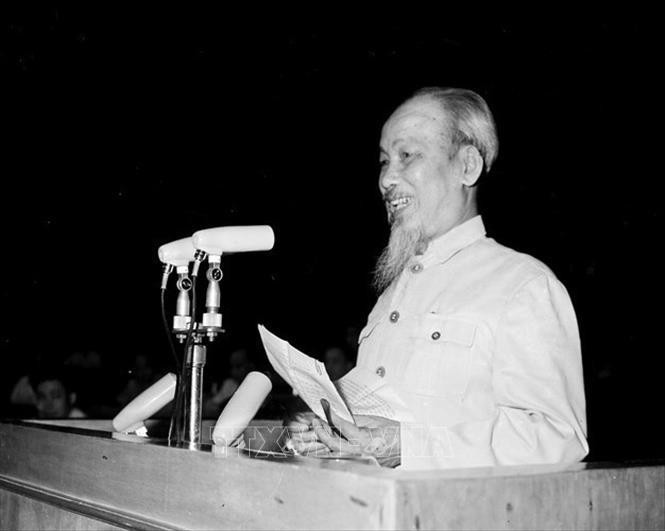 Le Président Hô Chi Minh prend la parole lors de la séance d'ouverture de la 2e session de la 3e Assemblée nationale, le 7 avril 1965. Photo d'archives : VNA.