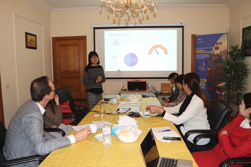 Nguyen Bich Diep, représentante de BVA, présente la culture, les coutumes et la cuisine vietnamiennes. Photo : VNA.