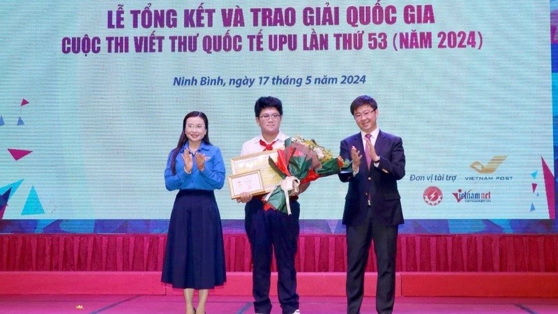 Nguyên Dô Quang Minh (Centre) a dépassé 1,5 millions d’élèves en lice pour remporter l’épreuve nationale du 53e concours de compositions épistolaires pour les jeunes de l’Union postale universelle (UPU) en 2024. Photo : NDEL