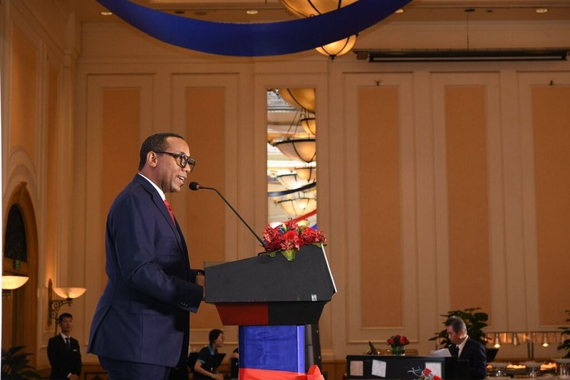 L'ambassadeur d'Haïti au Vietnam, Jean Lesly BENOIT, prend la parole lors de la cérémonie commémorant la 221e Fête du drapeau d'Haïti, à Hanoï. Photo : Ambassade d'Haïti au Vietnam/NDEL.