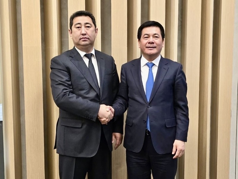 Le ministre de l’Industrie et du Commerce, Nguyen Hong Dien, et le ministre de l’Agriculture du Kazakhstan, Aidarbek Saparov. Photo : congthuong.