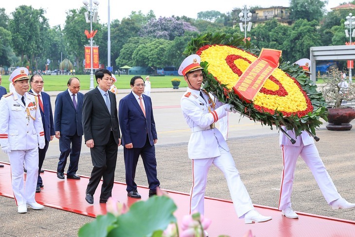 Une délégation dirigée par le Premier ministre Pham Minh Chinh rend hommage au Président Hô Chi Minh en son mausolée. Photo: VGP 