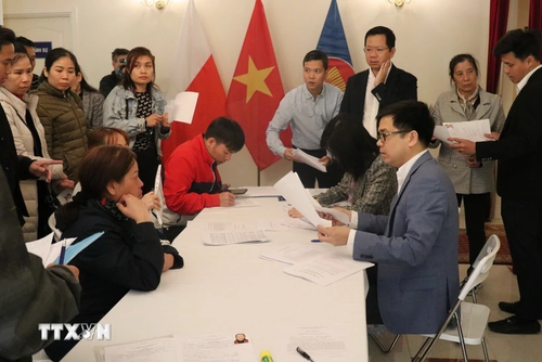 Le personnel de l'ambassade aide les ressortissants vietnamiens à renouveler leurs documents d’identité. Photo: AVI 